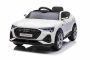 Voiture électrique pour enfants Audi E-tron Sportback 12V, blanc, siège large pour une personne avec ceinture de sécurité 3 points, télécommande 2,4 GHz, entrée USB/AUX, suspension, batterie lithium, éclairage LED, 2 moteurs de 25W, licence ORIGINALE