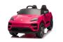 Voiture électrique pour enfants Porsche Macan 12V sous licence, avec propulsion arrière (siège unique), rose, batterie au lithium, siège large, essieux avec suspension, télécommande 2,4 GHz, lecteur MP3 avec entrée USB/AUX, feux LED