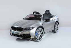 Voiture électrique pour enfants BMW M5, métal laqué, licence d'origine, alimenté par batterie 24 V, portes ouvrantes, télécommande 2,4 Ghz, roues souples en EVA, lumières LED, démarrage progressif, lecteur MP3 avec entrée USB.