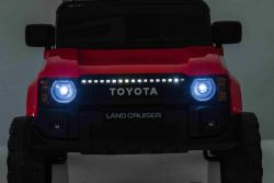Voiture électrique pour enfants Toyota Landcruiser 12V, rouge, siège large monoplace, télécommande 2,4 GHz, entrée USB / AUX, Bluetooth, suspension, batterie au lithium, feux LED, 2 moteurs de 25W, licence ORIGINALE