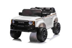 Voiture électrique pour enfants Toyota Landcruiser 12V, blanc , siège large monoplace, télécommande 2,4 GHz, entrée USB / AUX, Bluetooth, suspension, batterie au lithium, feux LED, 2 moteurs de 25W, licence ORIGINALE