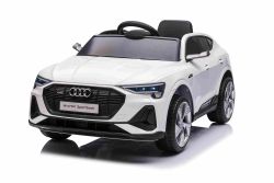 Voiture électrique pour enfants Audi E-tron Sportback 12V, blanc, siège large pour une personne avec ceinture de sécurité 3 points, télécommande 2,4 GHz, entrée USB/AUX, suspension, batterie lithium, éclairage LED, 2 moteurs de 25W, licence ORIGINALE