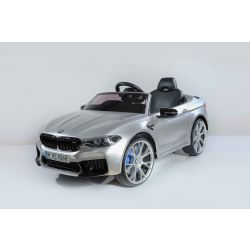 Voiture électrique pour enfants BMW M5, métal laqué, licence d'origine, alimenté par batterie 24 V, portes ouvrantes, télécommande 2,4 Ghz, roues souples en EVA, lumières LED, démarrage progressif, lecteur MP3 avec entrée USB.