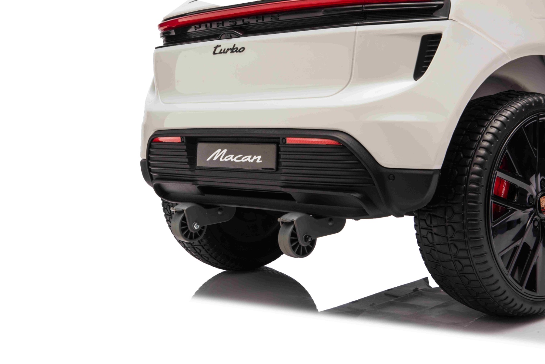 Auxiliary wheels for towing